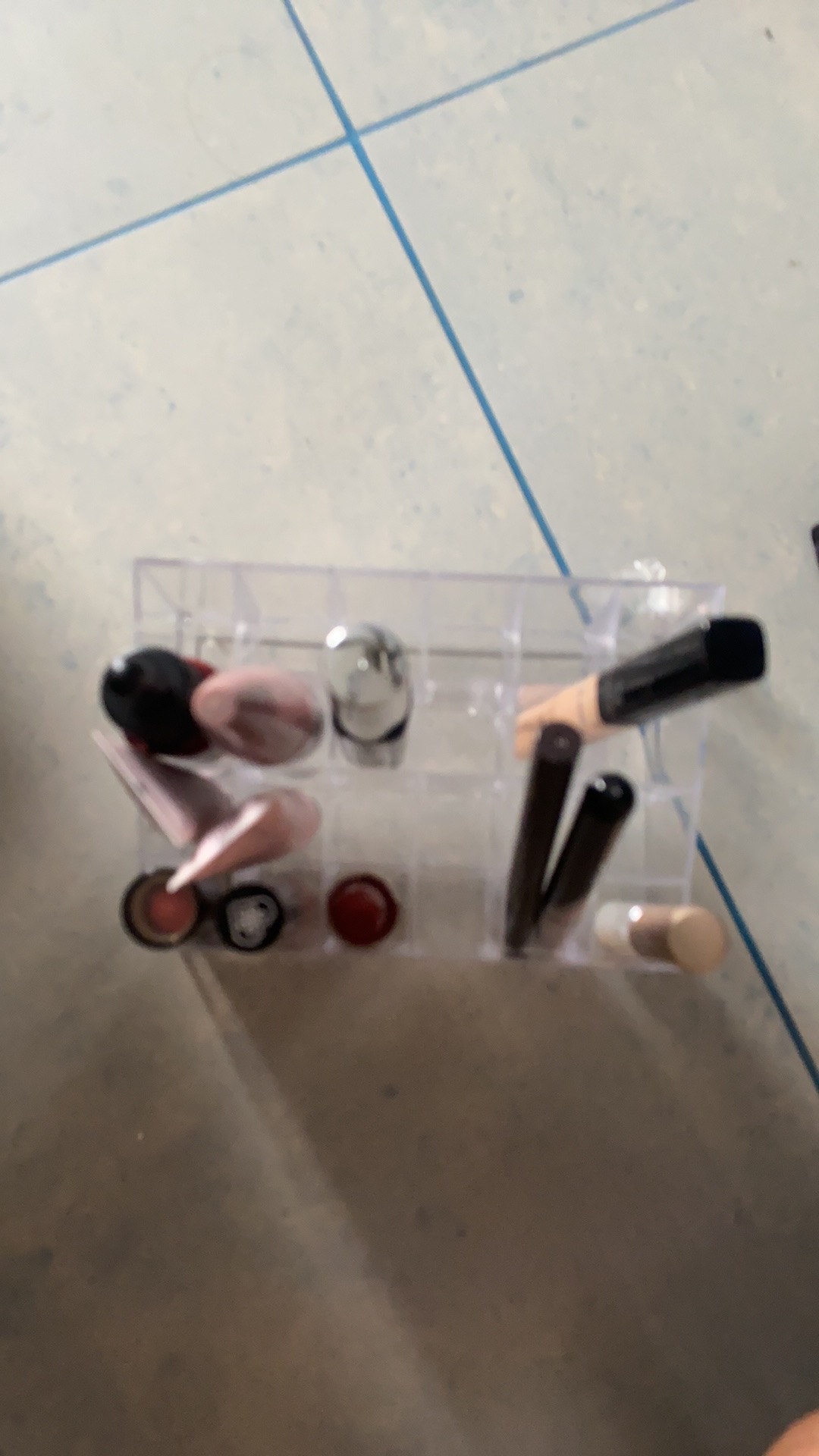 Lipstick Berdiri Dengan 24 Pilihan Warna Transparan @ 1kg Muat 7 Pcs