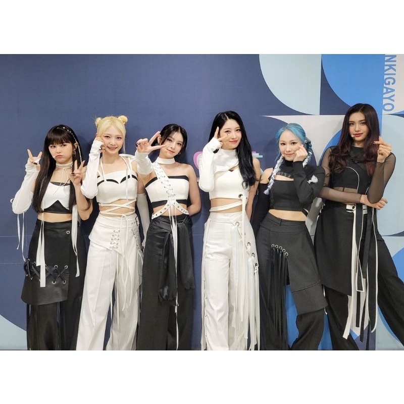 EVERGLOW KOSTUM LIVE VERS