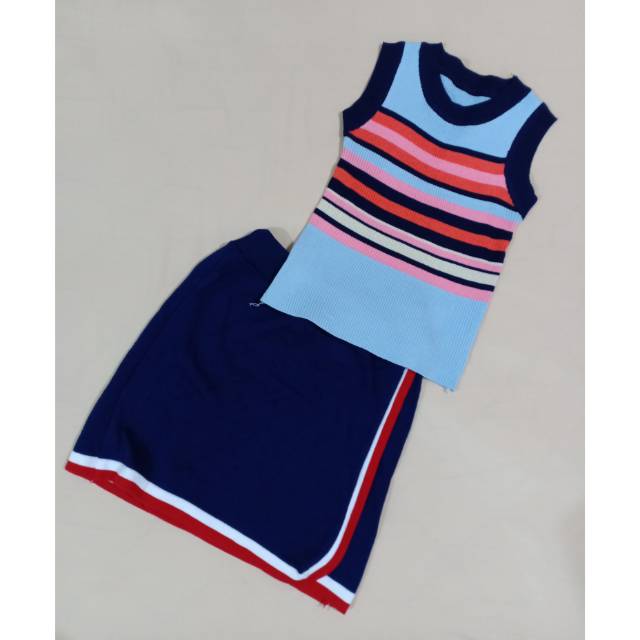 1set (bj dan rok/skirt) Rok pernah pakai 1x, bj msh NEW..kondisi msh 98%.LD 33 Pjg bj 44; Pjg rok 37