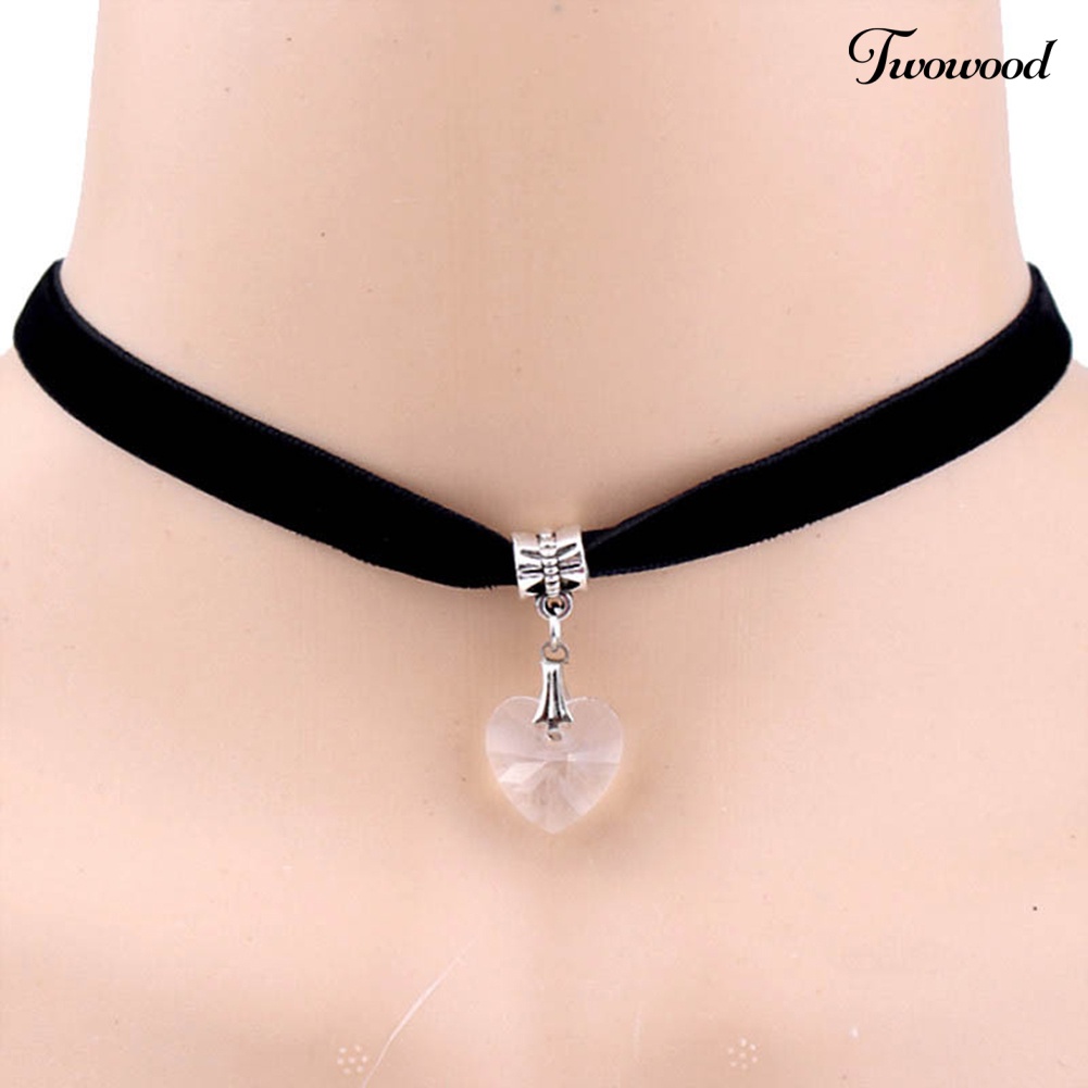 Kalung Choker Pendek Bahan Velvet Dengan Liontin Hati Aksen Berlian Imitasi Gaya Gothic Untuk Wanita