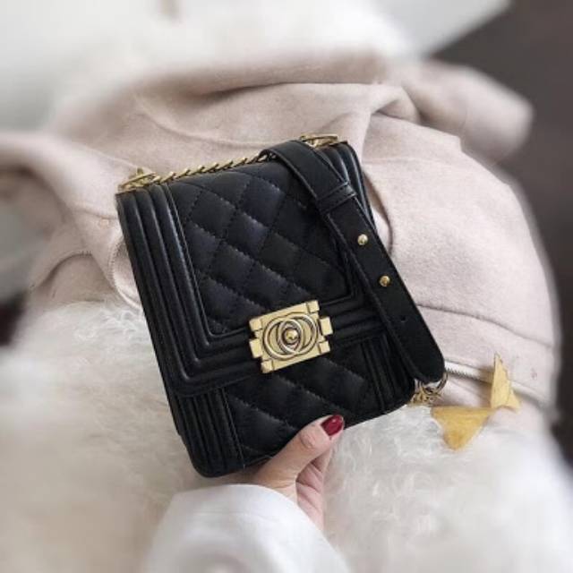 PRELOVED Sling bag London berry by tag huer. Selya quilted flap sling bag