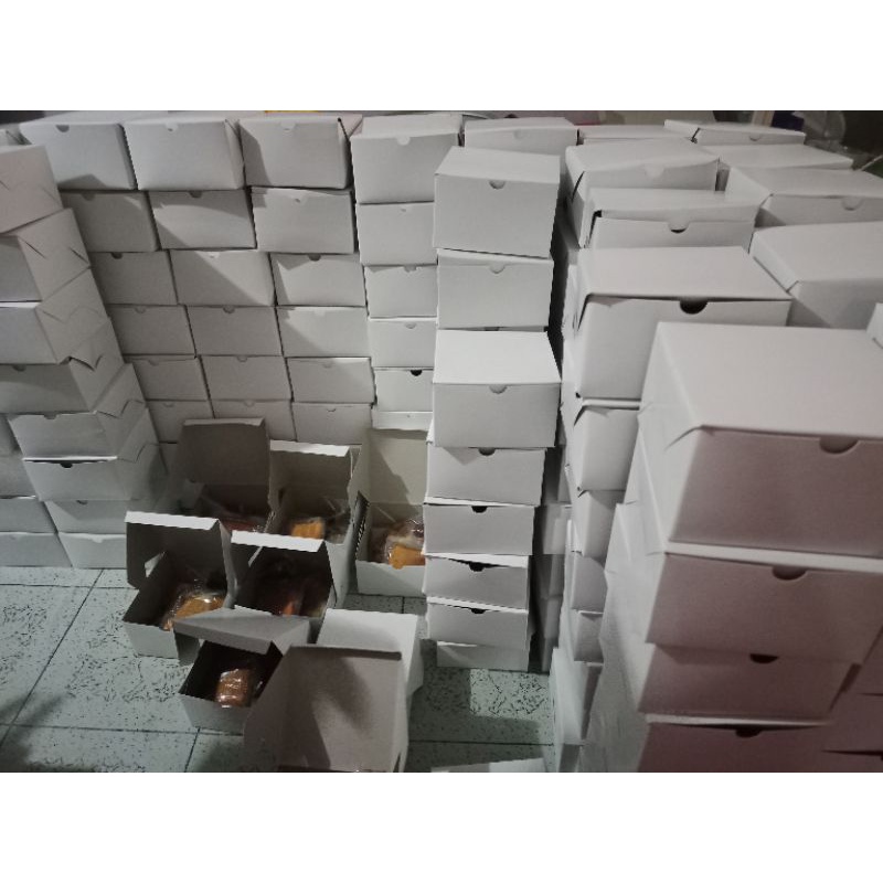 

SNACK BOX ISI 3 KUE