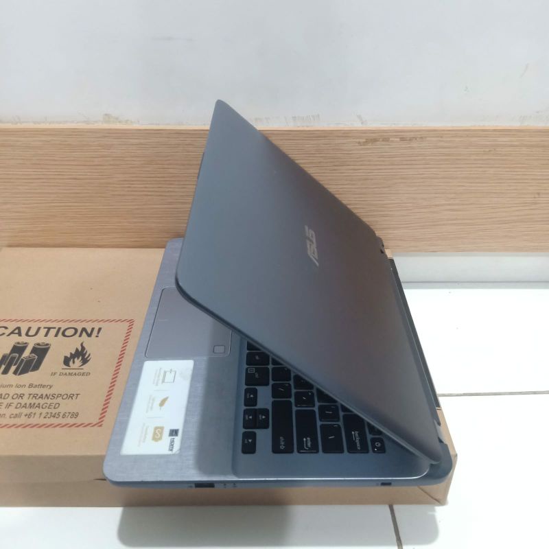 Laptop Asus Vivobook A407U Ram 4GB/HDD 1TB Vga Ultra HD 620 Windows 10 Desain body slim