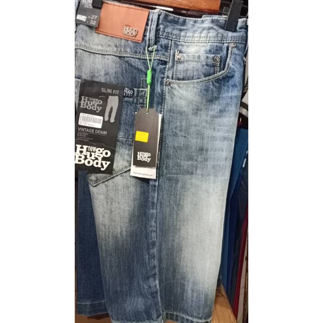 Celana pendek hugo body