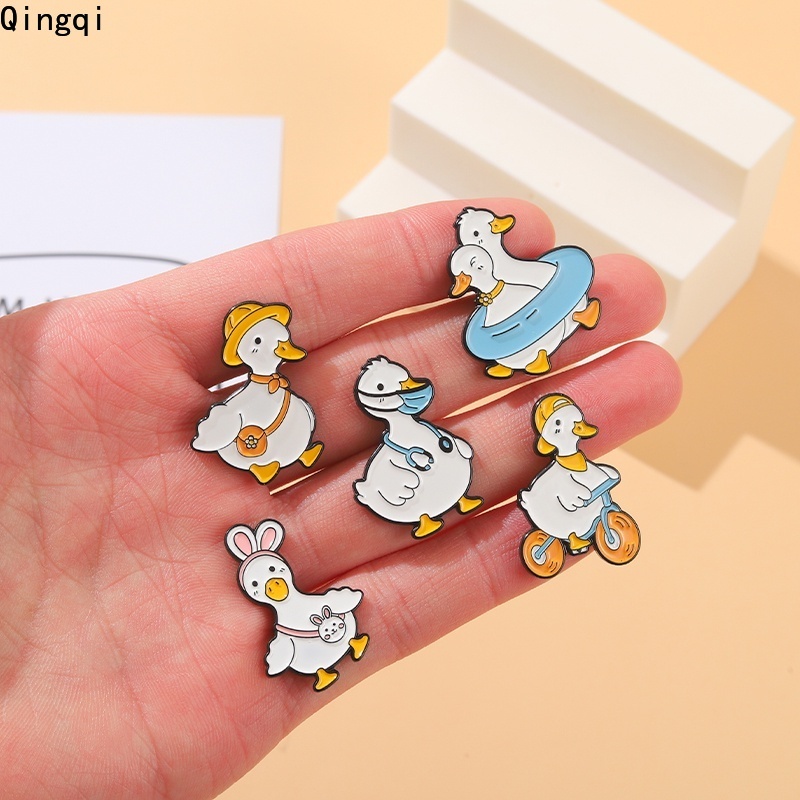 Bros Pin Enamel Bentuk Kartun Bebek Bersepeda Untuk Anak Perempuan