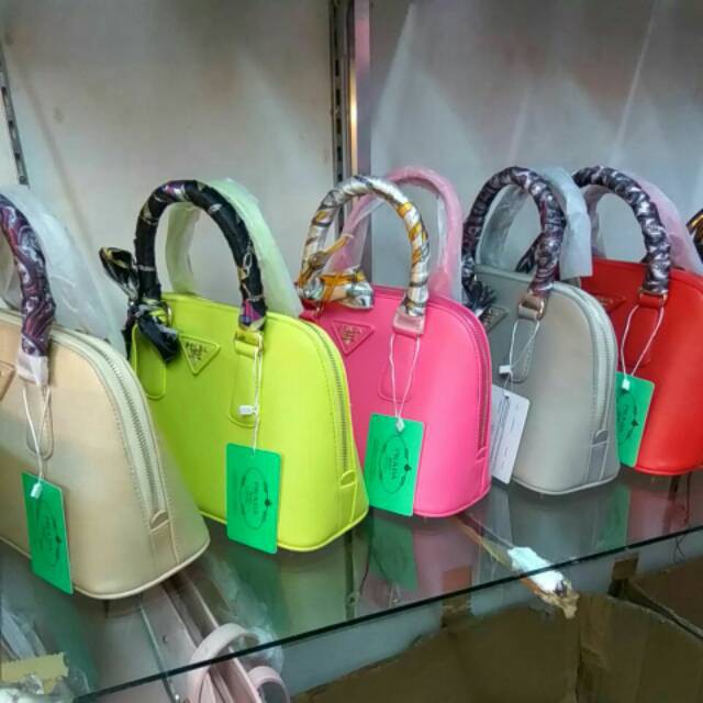 Terbatas SALE Tas Impor Wanita Branded Prada Alma Mini 25 Taiga Super Free Syal
