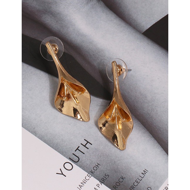 LRC Anting Tusuk Fashion Gold Flower With Pearl Stud Earrings F49743