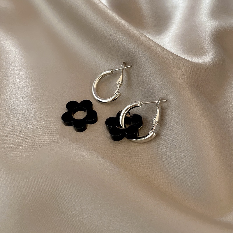 Anting Bentuk Bunga Warna Hitam Gaya Korea