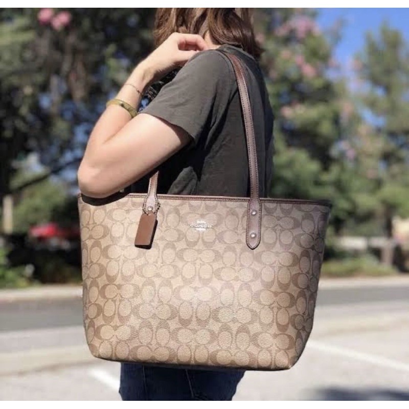 CITY ZIP TOTE IN SIGNATURE ( COACH F58292)