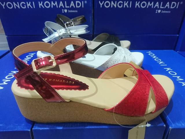 Sandal Yongki Komaladi size 39 MERAH