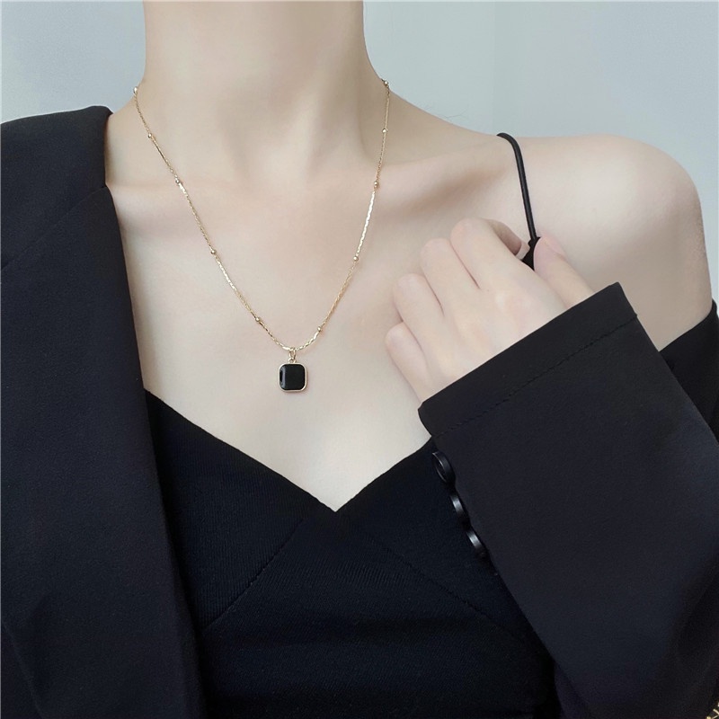 Kalung Rantai Clavicle Simple Dengan Liontin Persegi Warna Hitam Untuk Wanita