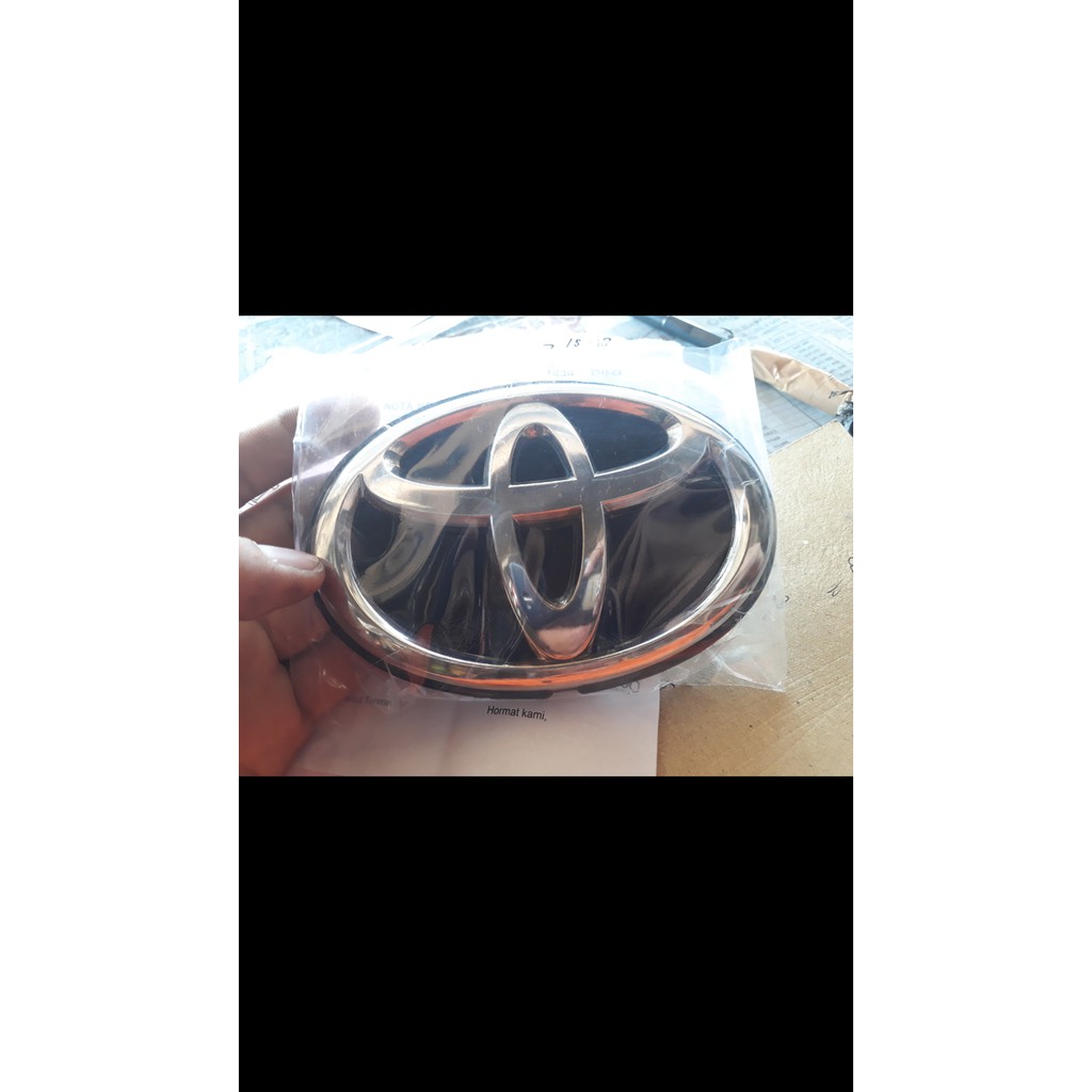 Logo lambang emblem toyota untuk rush belakang