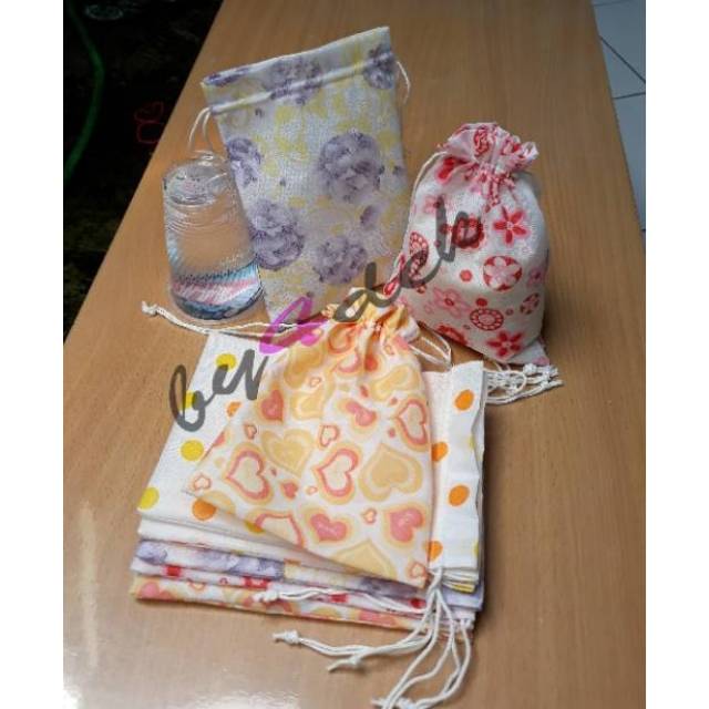 

Kantong / Pouch Serut Spunbond 12x15+2 cm / Goody / Godie - Ultah - Souvenir (K8)