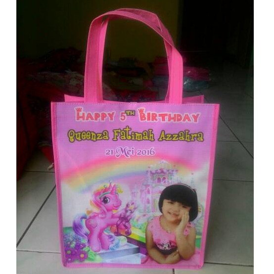 

Tas Souvenir Ulang Tahun Anak Model Kotak Tenteng