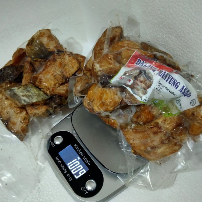 

Ikan Asap Manyung -+1 kg (16 ptg), -+1,2 kg (20 ptg) by Attin Food