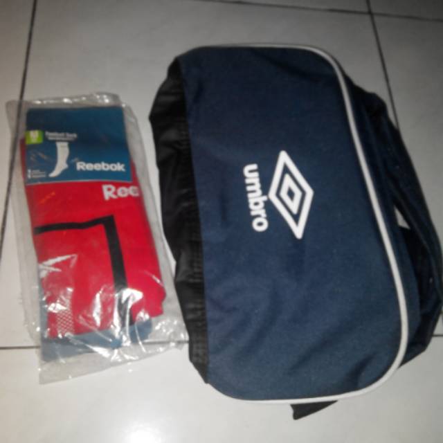 Tas umbro dan kaos kaki reebok
