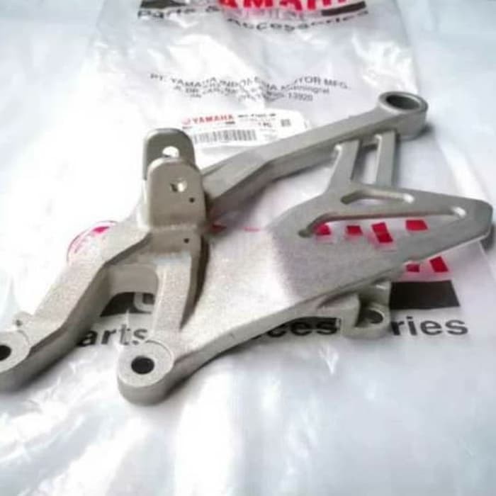 Breket dudukan footstep kanan R15 Vva V3 ori ygp  yamaha