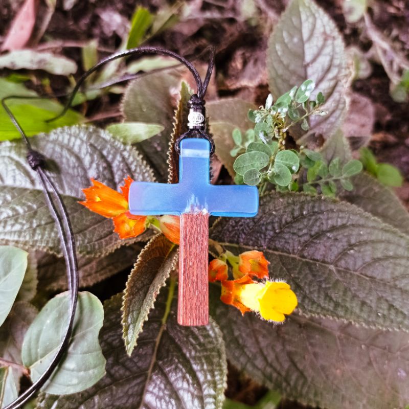 Esasa Liontin Salib Glow In The Dark