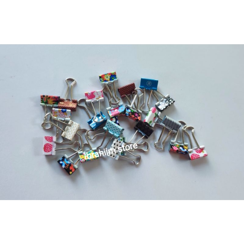 (1 PAK ISI 60 PCS) BINDER CLIP KECIL MOTIF NO. 105 &amp; 107 15 MM MURAH / BINDER CLIP KECIL WARNA WARNI MURAH / KLIP PENJEPIT KERTAS KECIL