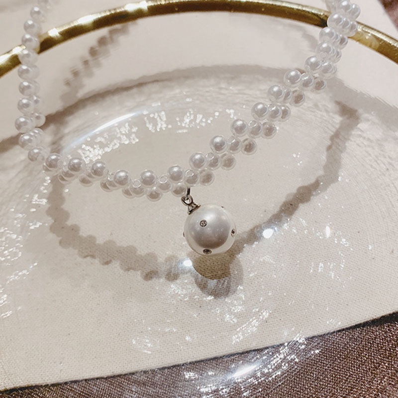 Aksesoris fashion wanita versi korea dari kalung mutiara yang simpel dan elegan