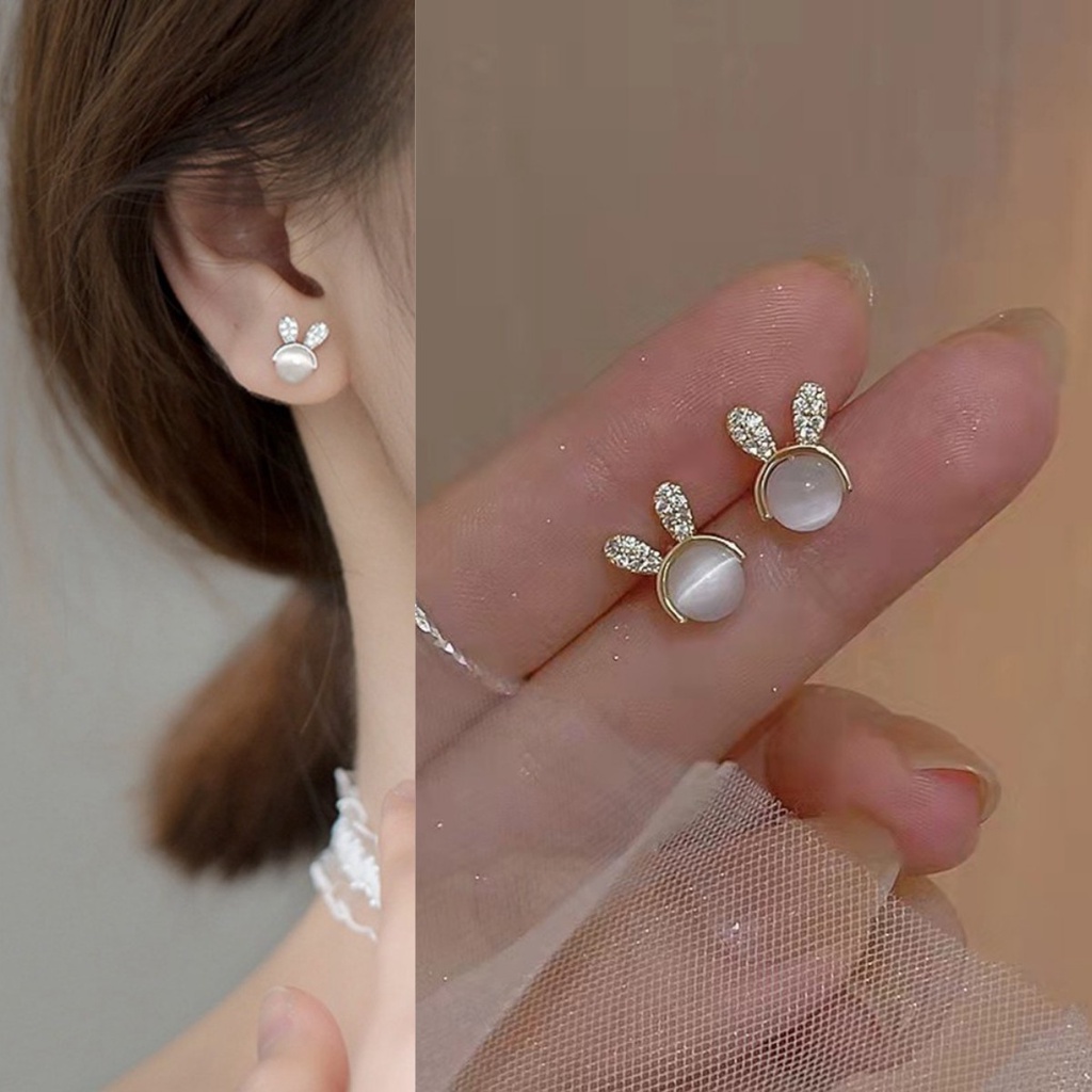 Anting Tusuk Bentuk Kartun Kelinci Aksen Opal Warna Putih Untuk Wanita