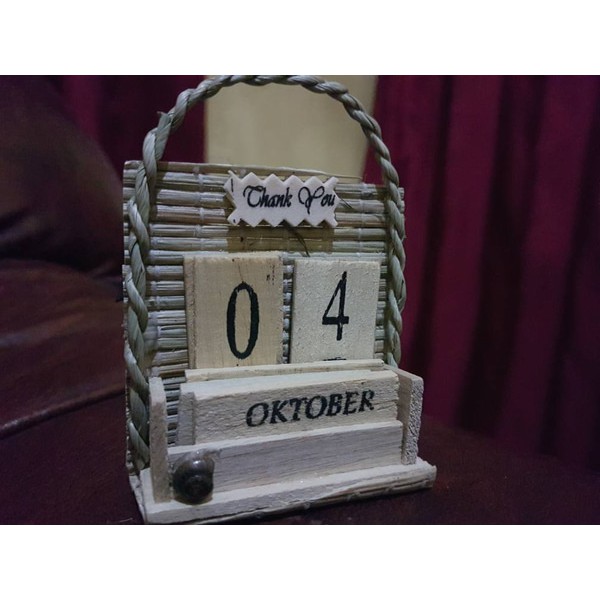 

SOUVENIR PERNIKAHAN KALENDER KAYU KALENDER ABADI TANGGALAN SOUVENIR NIKAHAN