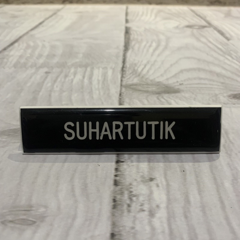 

NAME TAG PNS COATING PAPAN NAMA DADA GRAFIR COATING PAPAN NAMA DADA