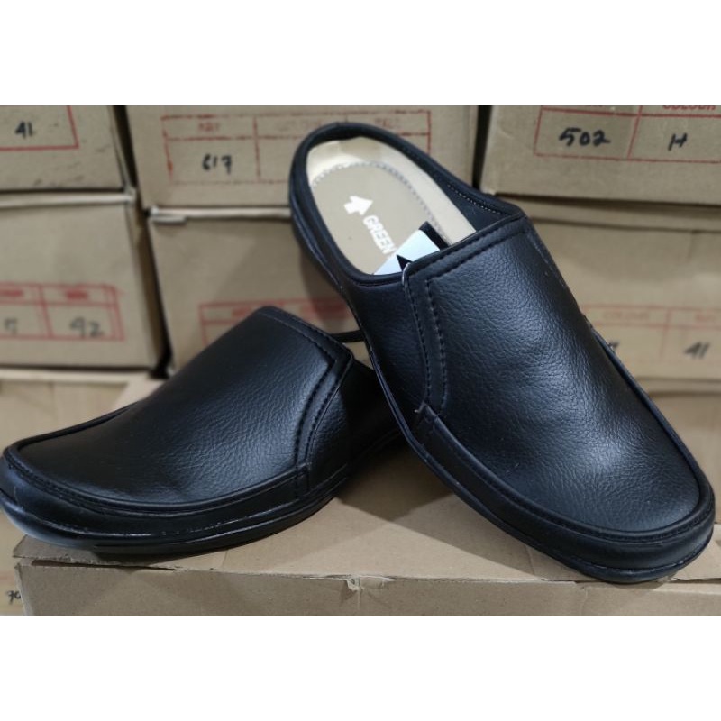 sepatu pantofel slop. terbuat dari bahan semy kulit. septu butong sepatu santai.nyaman di kaki