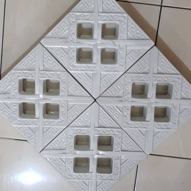 Roster lubang angin keramik diamond putih 20x20
