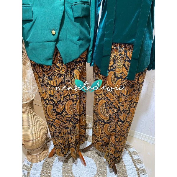 [Nuansa Hijau] Sepasang Baju Adat Jawa - Solo / Motif Semenromo