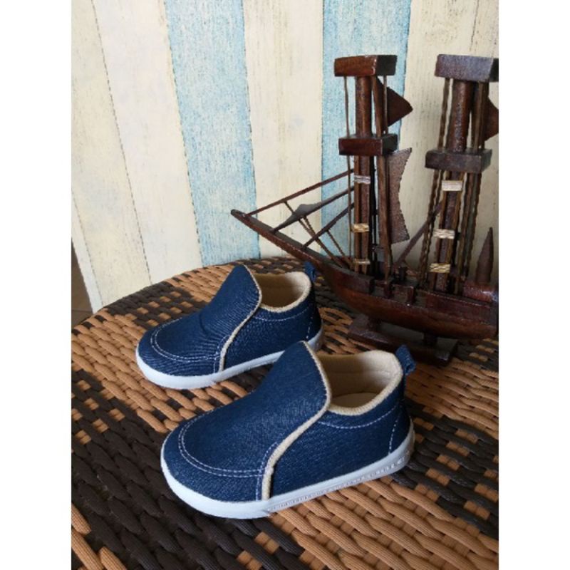 Sepatu Sneaker Anak laki2 Usia 1-2½ tahun