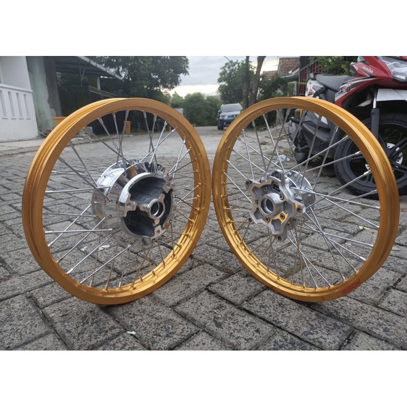 Paketan Velg + Ban Motor R15 V3 17x140 tinggal pasang