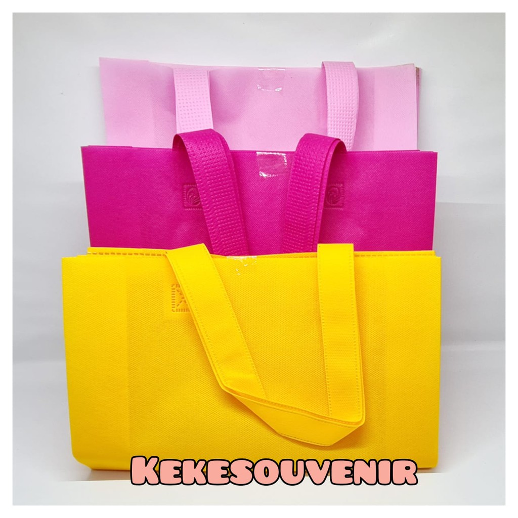 

Grosir Souvenir TerMurah 1 Lusin (12 Pcs) TAS PRES Spondbond UKURAN 38 X 45 Cantik