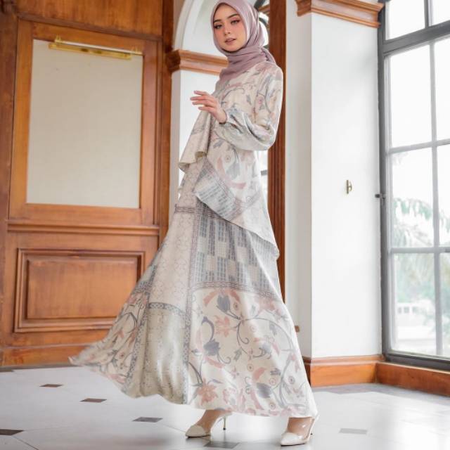 Rumi dress wearing klamby