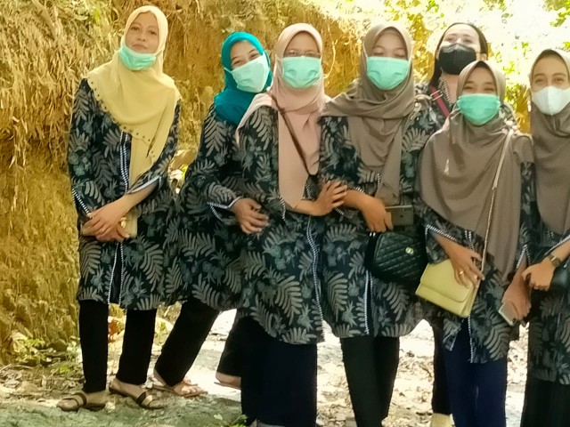 Couple Batik Tunik Modern Seragam Kerja Kantor Lengan Panjang Terbaru