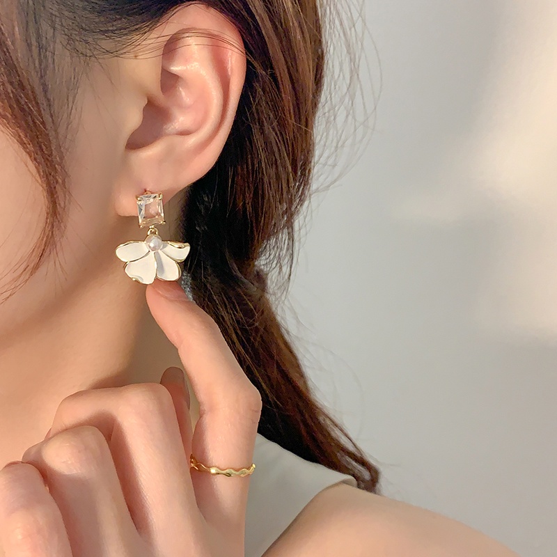 Anting Kelopak Putih Mutiara Elegan Untuk Wanita Aksesoris Berlian Berkilau Korea