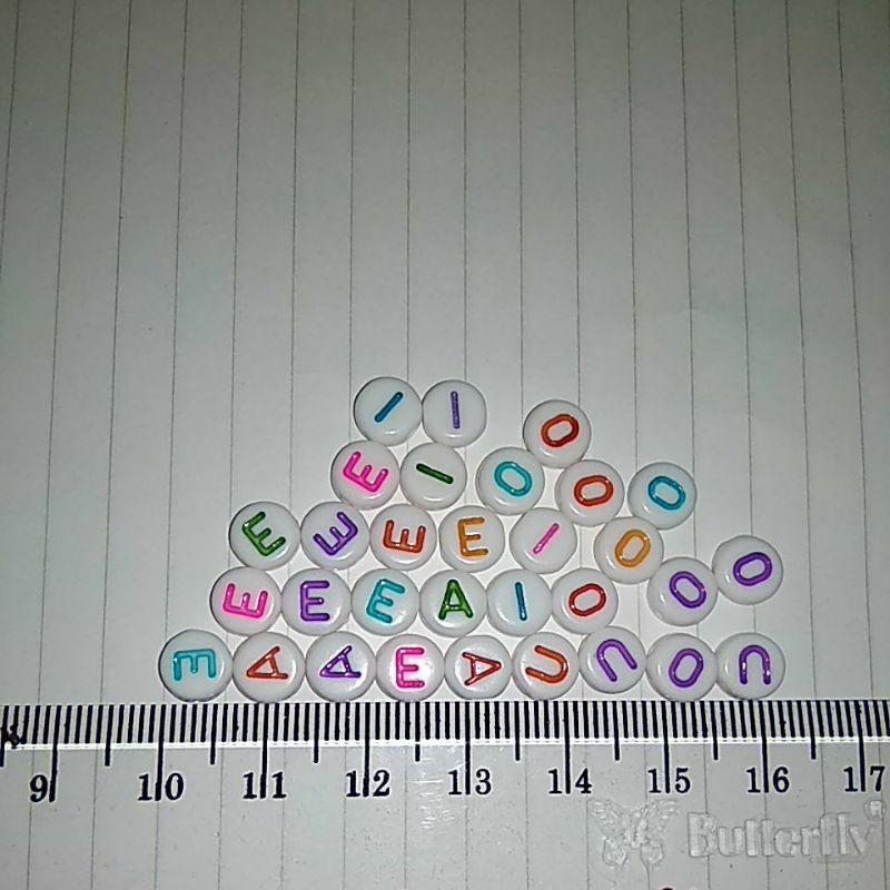 Manik Huruf A/I/U/E/O Bentuk Bulat Putih Warna Random