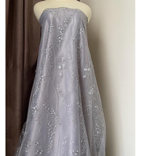 Kain Brokat Tile Akar Mutiara Glitter Mahogany Warna Silver Abu ,.