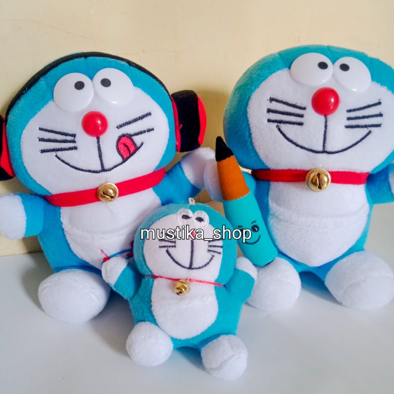 Boneka Doraemon mini..