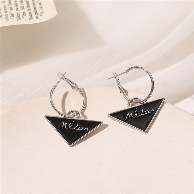 Sterling silver jarum Korea gaya baru pribadi retro hitam corner letters fashion sweet cool rasa des