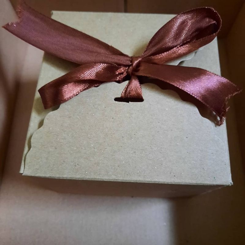 

packing kado (kardus size kecil 10 x 7,5 x 7,5)