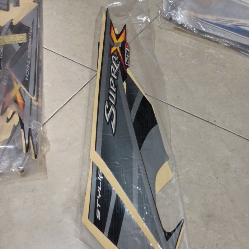 striping stiker les body Honda Supra x 125 2007 hitam silver