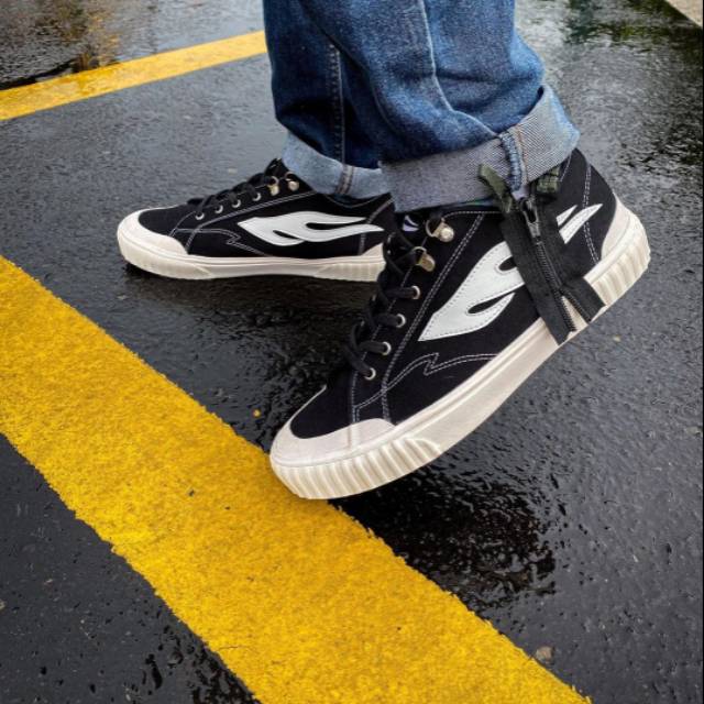 Elfamous flame out Low,  Not sepatu compass