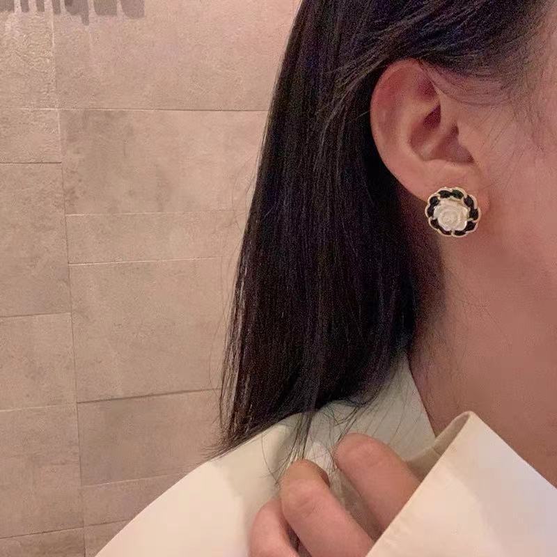 Anting Tusuk Bentuk Bunga Camellia Kecil Untuk Wanita