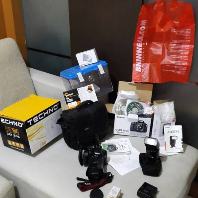 [BEKAS] DIJUAL CEPAT Kamera paket Canon 550D, 18-135, dll