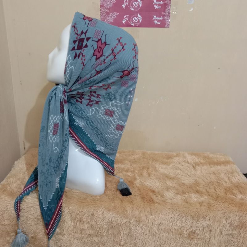 hijab segi empat motif plisket pompom tassel prisket tasel