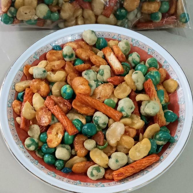 

:>:>:>:>] Kacang campur / kacang mix super buat camilan cemilan atau suguhan
