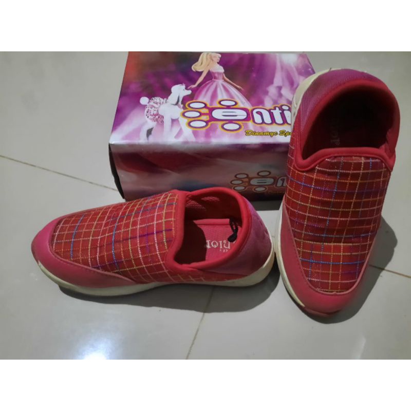 SEPATU ANAK Branded ( Preloved like new )