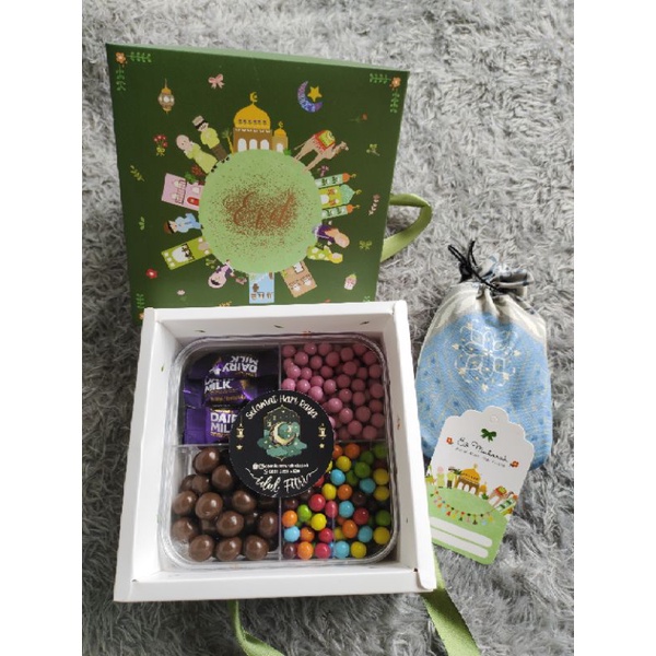 

HAMPERS LEBARAN 2022, BOX CANTIK FREE GREETING CARD, FREE BUBBLE WRAP