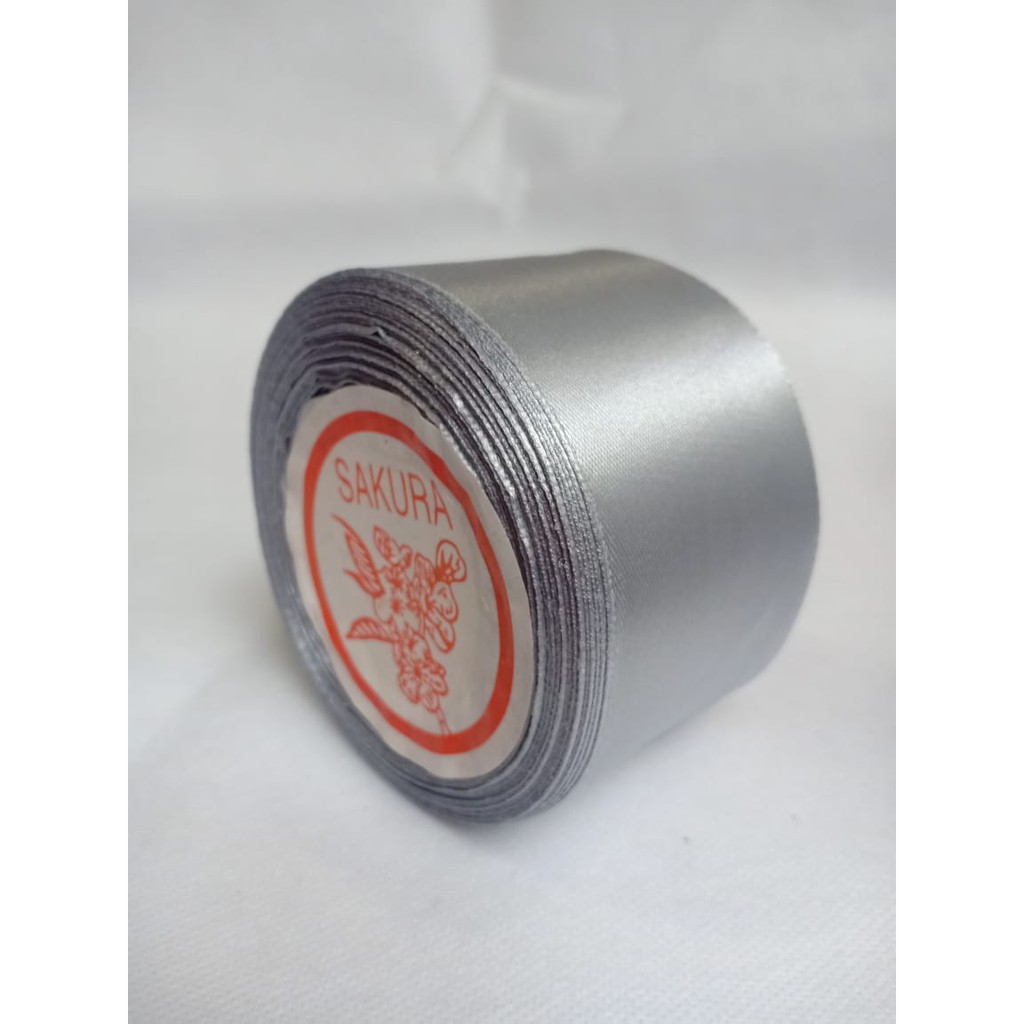 

Pita satin abu muda 1.5 inch / 3.81 cm Per roll